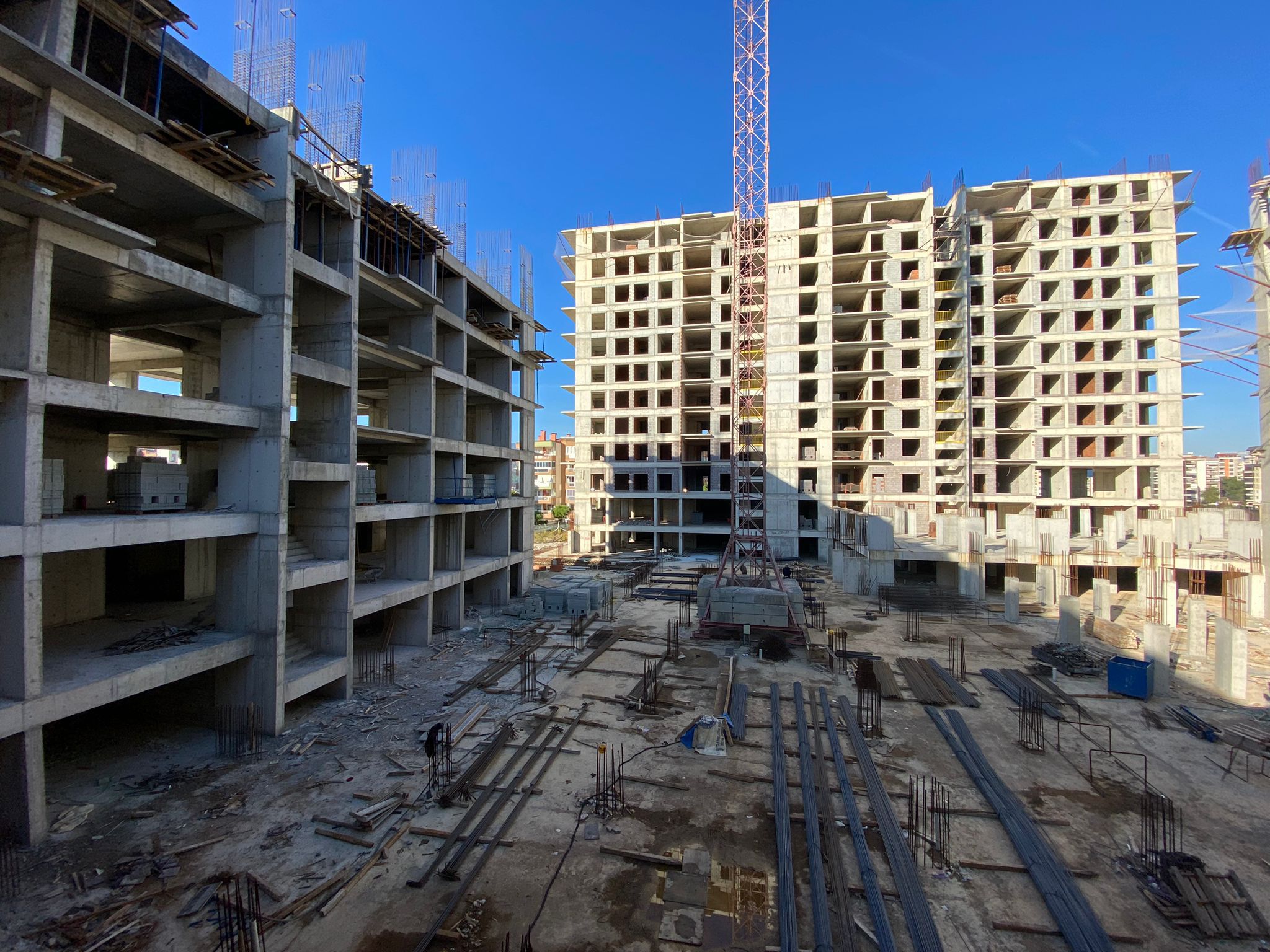 An engineer checks the status of a large AHU air conditioner control valve.